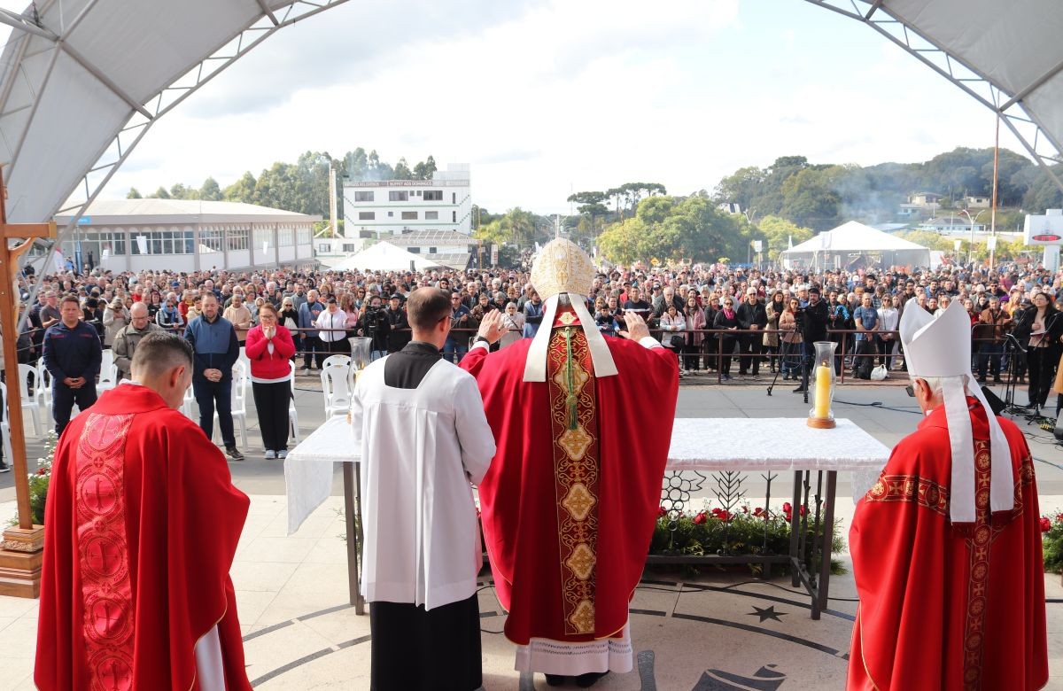 Foto de capa da notícia "Em qualquer lugar, onde os cristãos se reúnem e rezam com Maria, o Senhor doa seu Espírito", afirma Dom José Gislon em Missa campal na 147ª Romaria de Caravaggio