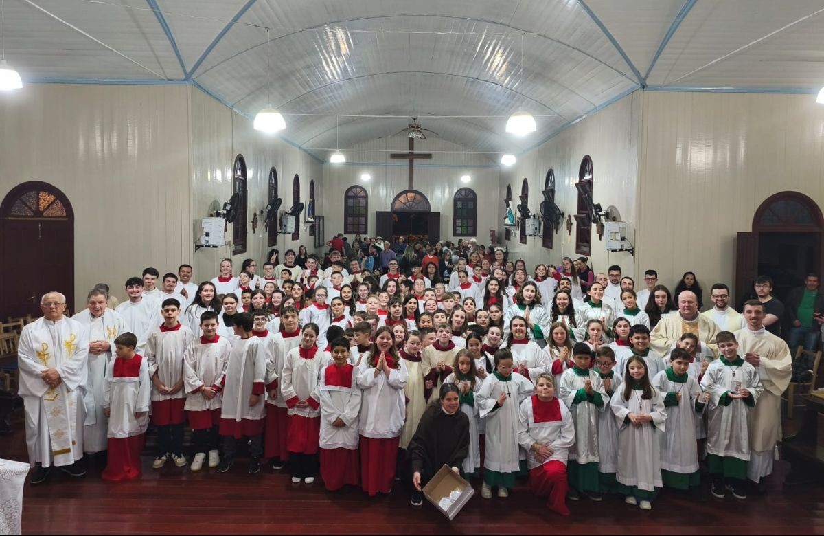Foto de capa da notícia Encontro de coroinhas do Vicariato de Nova Prata reúne 200 pessoas, em André da Rocha