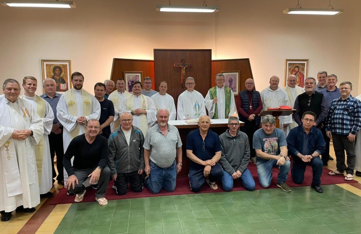 Foto de capa da notícia "Iluminados pelo amor de Deus": retiro do segundo grupo clero da Diocese de Caxias do Sul reúne 30 padres