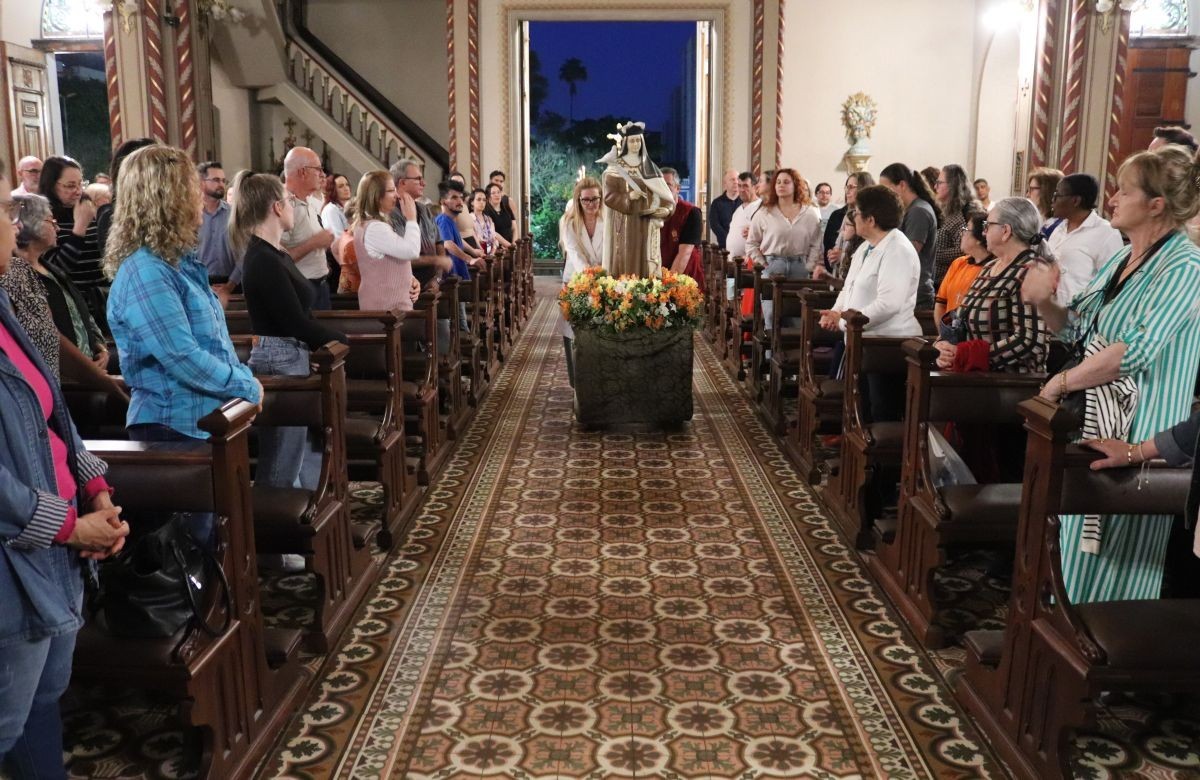 Foto de capa da notícia Festa de Santa Teresa na Catedral de Caxias será marcada por celebrações, visita de Nossa Senhora de Caravaggio e concerto