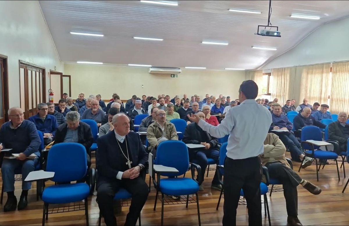 Foto de capa da notícia Padres e diáconos que atuam nas paróquias e comunidades da Diocese de Caxias do Sul participam de encontro com o bispo