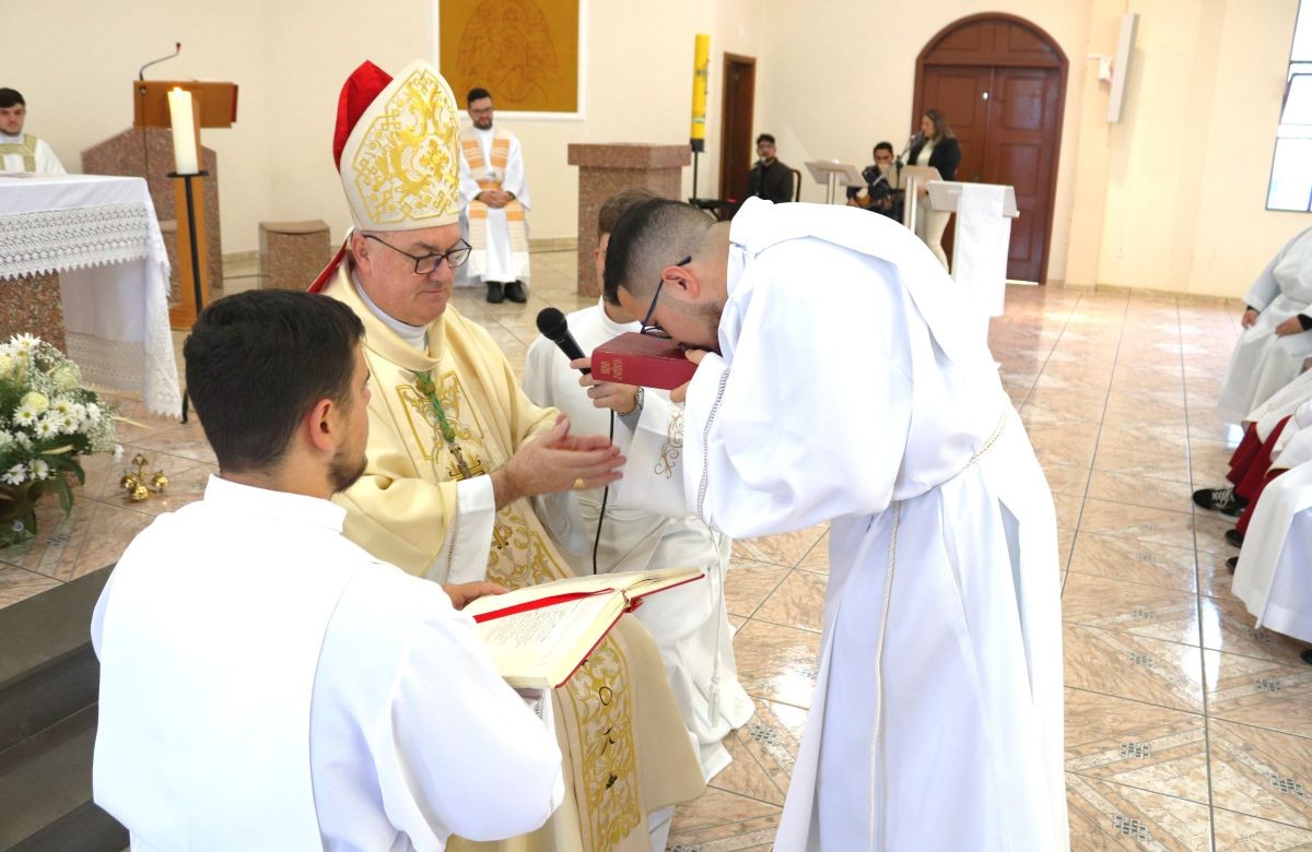 Foto de capa da notícia Seminarista Leonardo Velho Soares é instituído no ministério de leitor na Igreja Jesus Bom Pastor, em Caxias