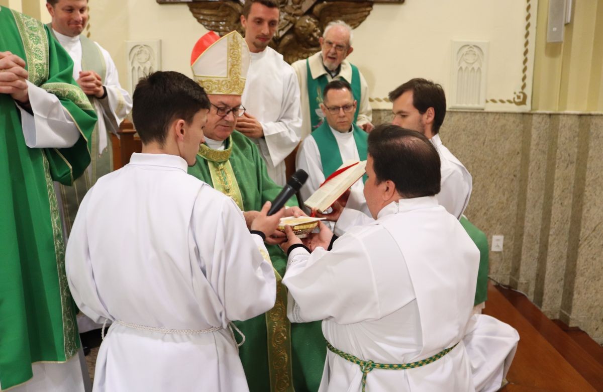 Foto de capa da notícia Seminarista Sergio Viegas Nunes é instituído no ministério de acólito na Paróquia Cristo Rei, em Bento Gonçalves