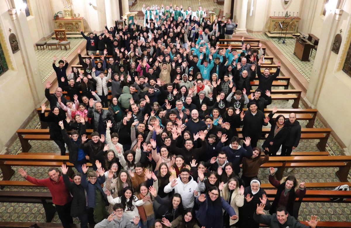 Foto de capa da notícia Vigília na canonização de Carlo Acutis e Pier Giorgio Frassati leva cerca de 200 jovens ao Seminário Aparecida, em Caxias
