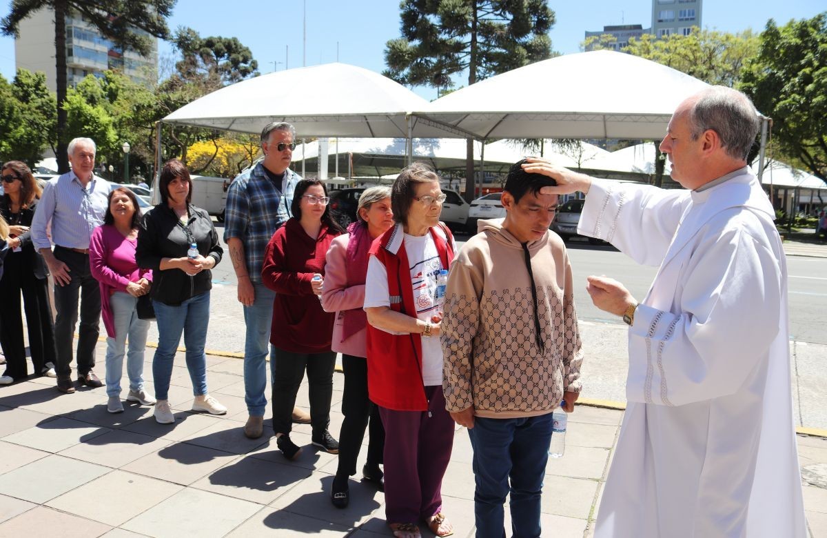 Foto de capa da notícia Dia Festivo de Santa Teresa D'Ávila reaviva a fé dos caxienses com bênçãos na escadaria da Catedral de Caxias