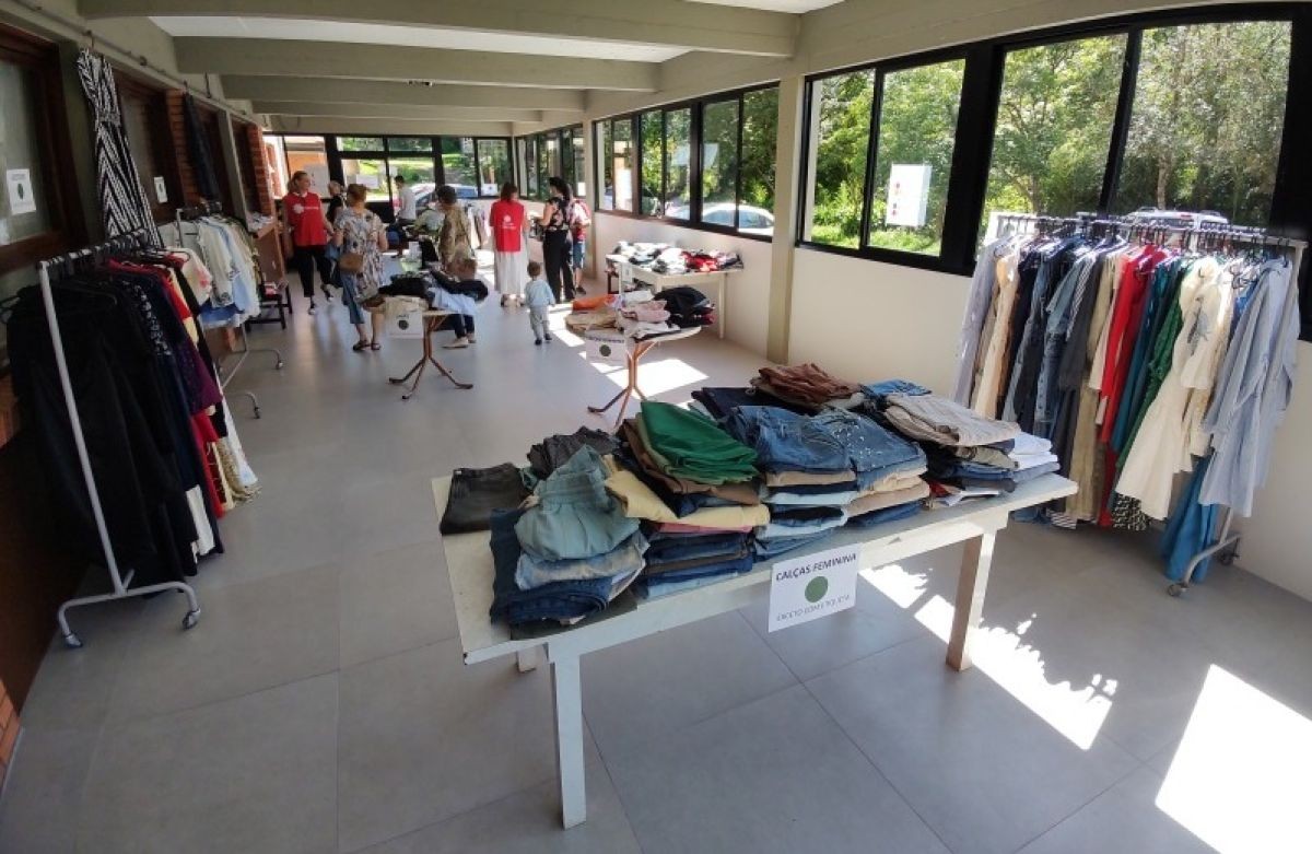 Foto de capa da notícia Cáritas da Diocese de Caxias do Sul realiza Bazar Solidário com roupas novas no sábado, 15 de novembro