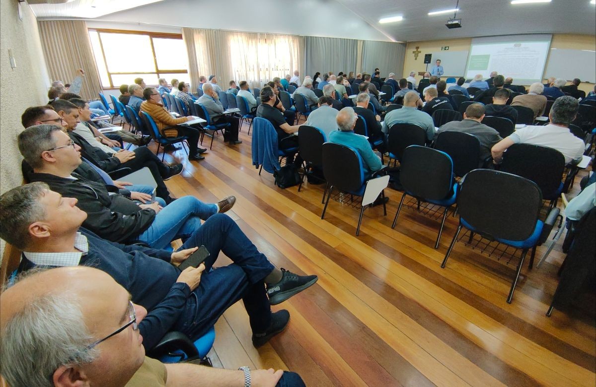 Foto de capa da notícia Padres da Diocese de Caxias do Sul se reúnem para dois dias de atualização e formação sobre gestão administrativa e pastoral