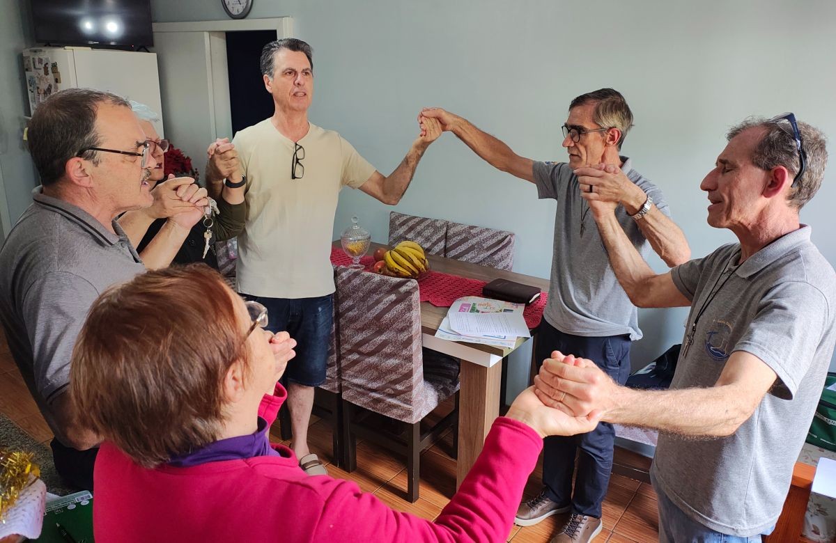 Foto de capa da notícia Candidatos da Escola Diaconal São Filipe concluem estudos de Pastoral Urbana com visitas às casas no bairro Reolon, em Caxias