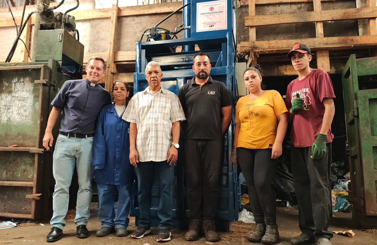 Foto de capa da notícia Cáritas da Diocese de Caxias do Sul entrega prensa hidráulica reformada para associação de recicladores