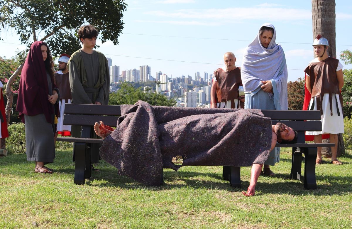 Foto de capa da notícia Com reflexão sobre a Campanha da Fraternidade, Via-Sacra da Juventude reúne 1,5 mil pessoas, em Caxias do Sul