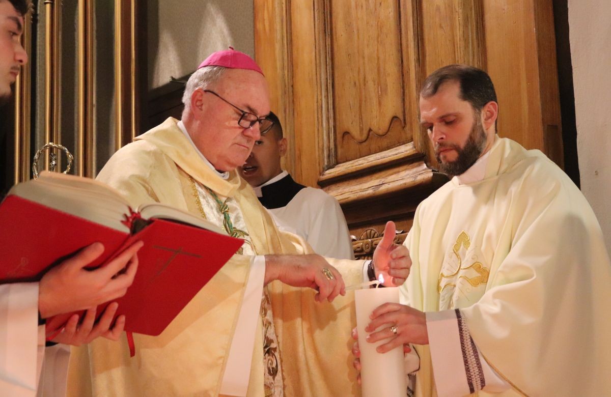 Foto de capa da notícia Dom José Gislon preside a Vigília Pascal na Catedral de Caxias, com a bênção do fogo e da água