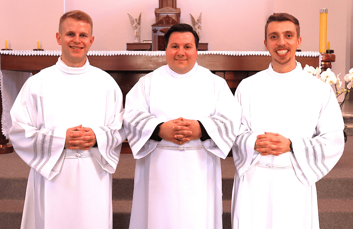 Foto de capa da notícia Seminaristas Sergio Viegas, Eduardo Cantelli e Stefano Petroli são instituídos como leitor e acólitos, em Caravaggio