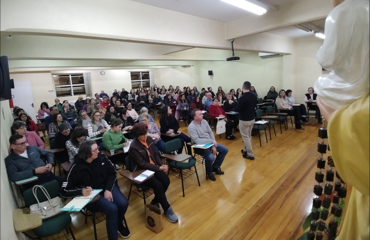 Foto de capa da notícia Catequistas da Região Pastoral de Bento Gonçalves participam de formação para os encontros de famílias da catequese