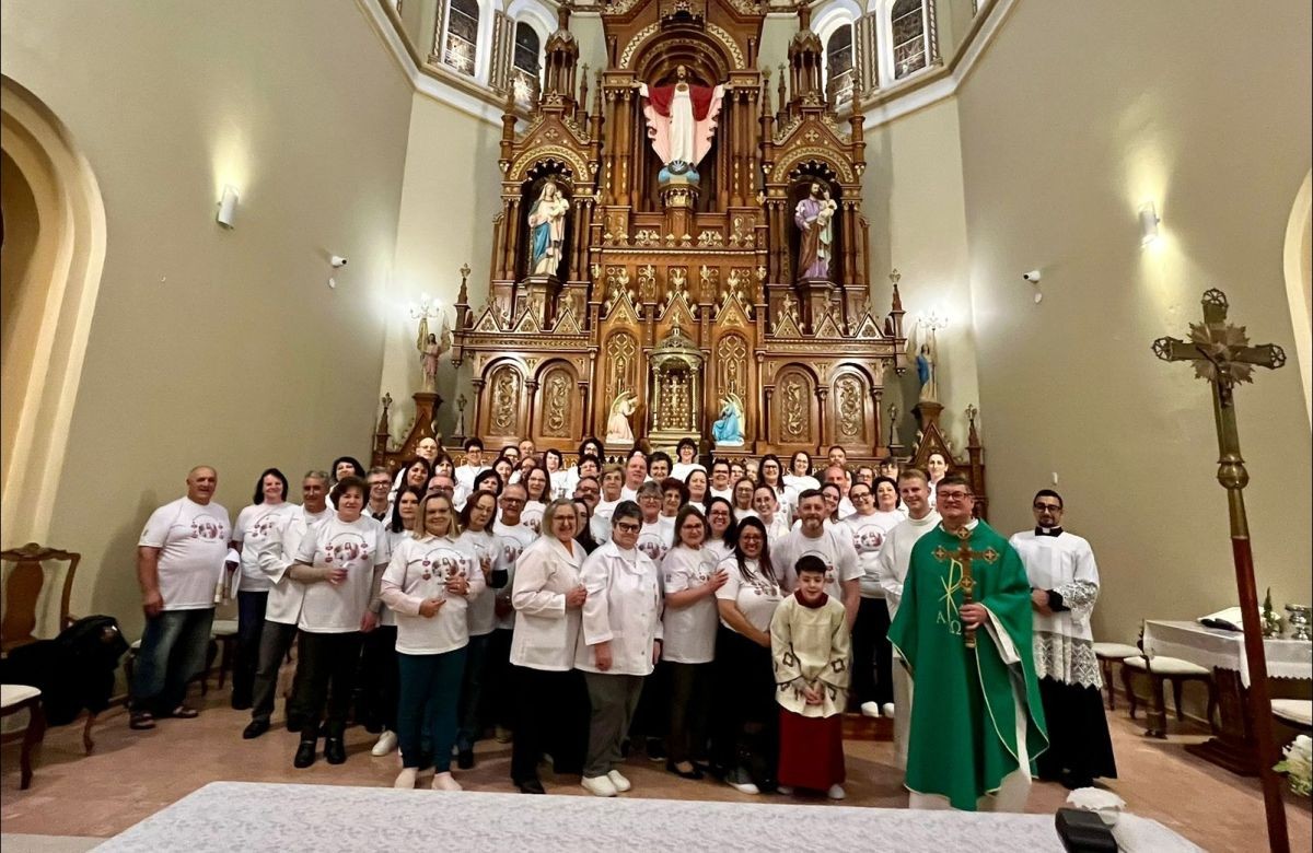 Foto de capa da notícia Paróquia Sagrado Coração de Jesus de Farroupilha celebra envio dos missionários para as Missões Populares