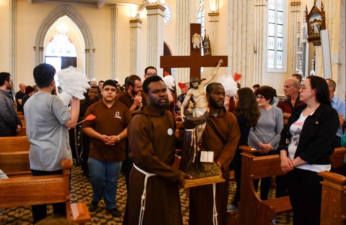 Foto de capa da notícia Paróquia São Pedro de Garibaldi vivencia as Missões Populares do Pós-noviciado dos Capuchinhos