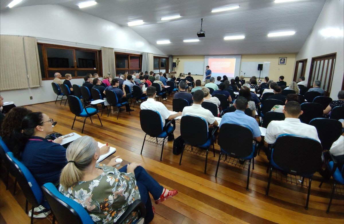 Foto de capa da notícia Encontro de formação litúrgica com membro do Setor de Liturgia da CNBB reúne dezenas de pessoas em Caxias do Sul