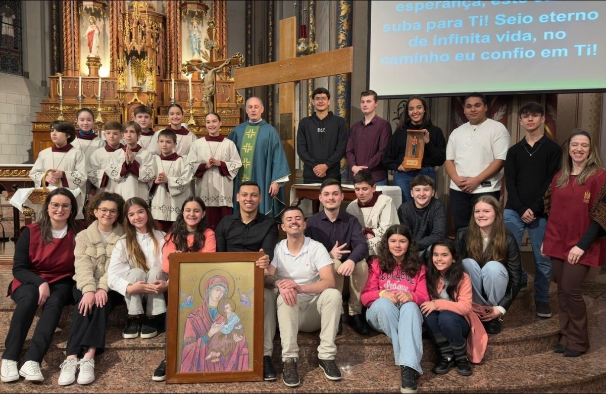 Foto de capa da notícia Grupo de Jovens Carlo Acutis recebe os símbolos que preparam o encontro da juventude do RS em Caxias do Sul
