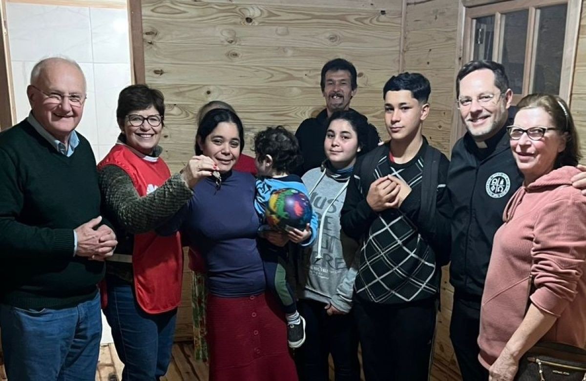 Foto de capa da notícia Cáritas Diocesana e Cáritas Cristo Operário se unem e entregam casa para família em vulnerabilidade social