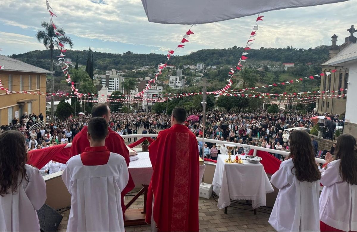 Foto de capa da notícia 34ª Romaria do Senhor Bom Jesus reúne mais de 8 mil fiéis em Nova Bassano, em demonstração de fé e esperança