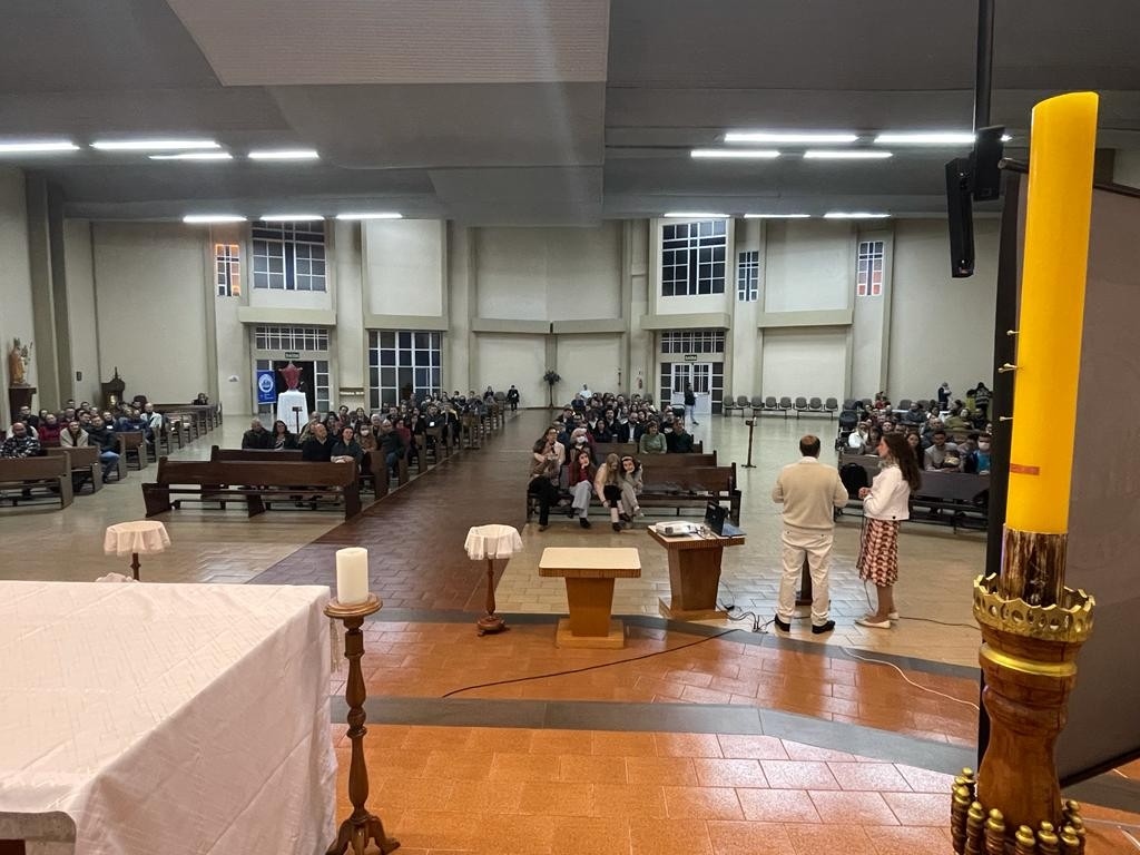 Encontro pós-matrimonial reúne mais de 300 pessoas, em Caxias do Sul