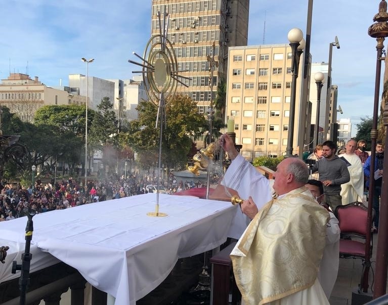 Celebração do Corpo e Sangue do Senhor reúne mais de 5 mil pessoas em Caxias do Sul