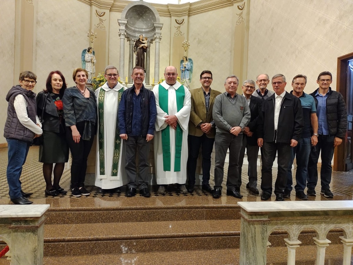 Paróquia Santo Antônio de Bento celebra Missa em ação de graças pelos 50 anos da Fundação Educacional da Região dos Vinhedos