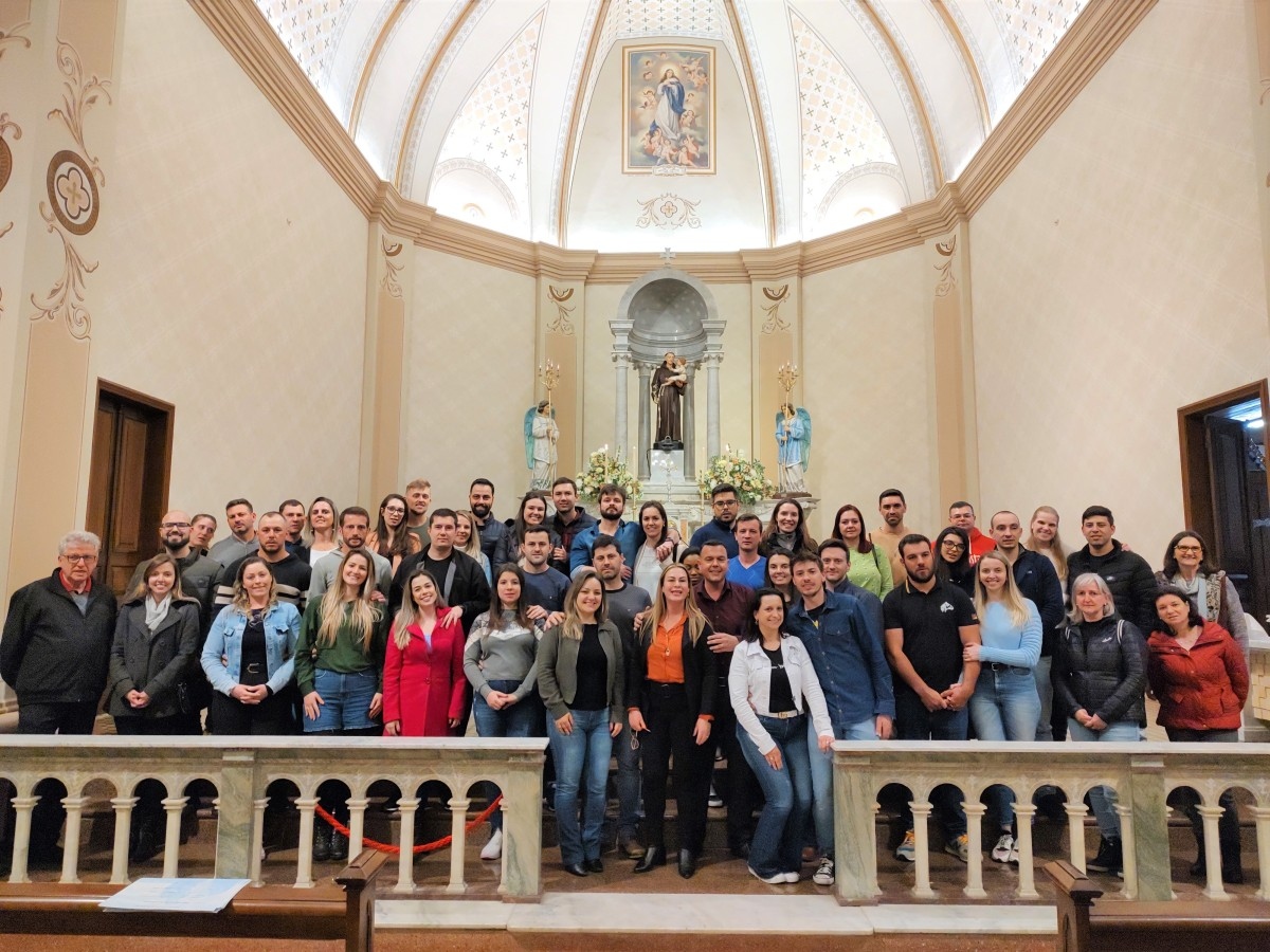 Encontro de preparação ao matrimônio reúne 22 casais de noivos na Paróquia Santo Antônio, em Bento