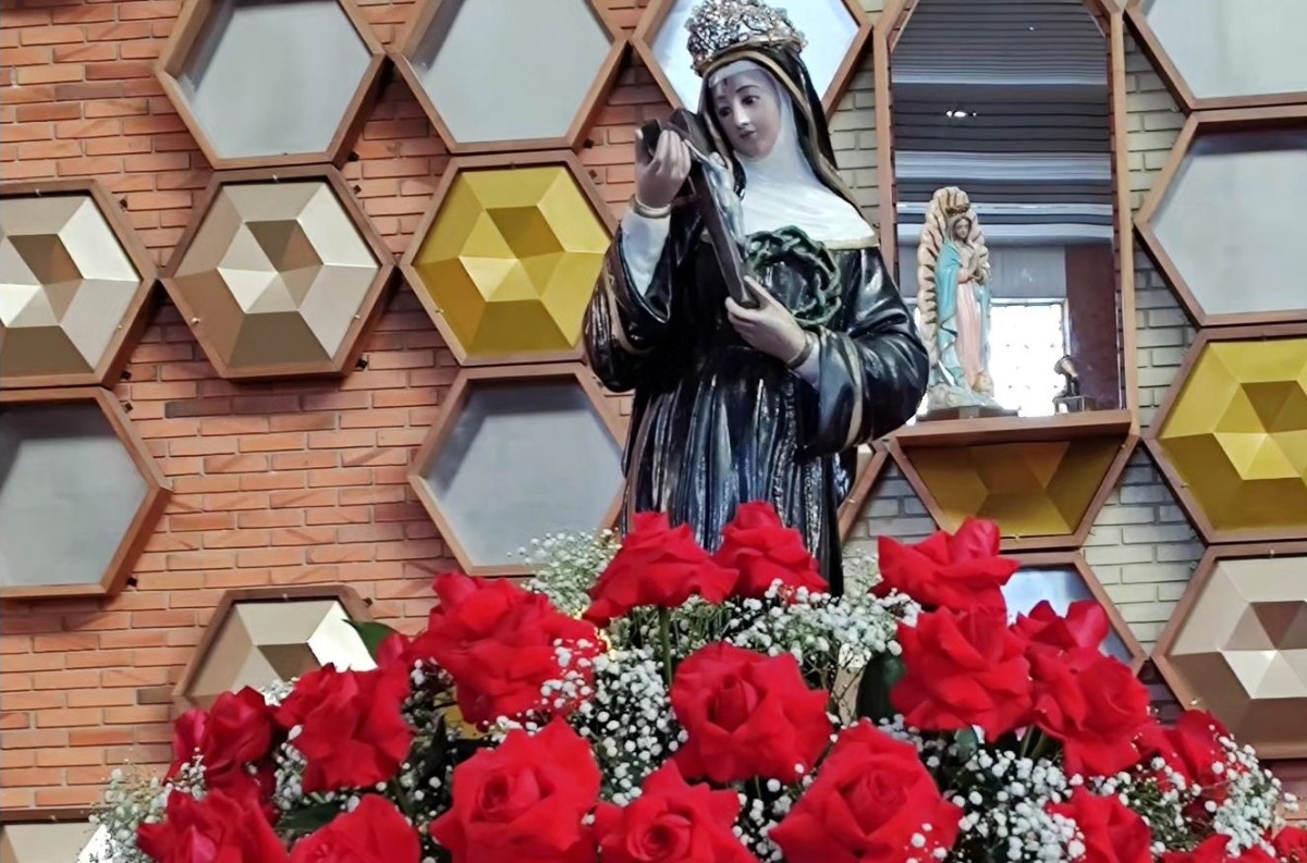 Paróquia São Pio X festeja Santa Rita de Cássia com Missa e procissão luminosa, em Caxias