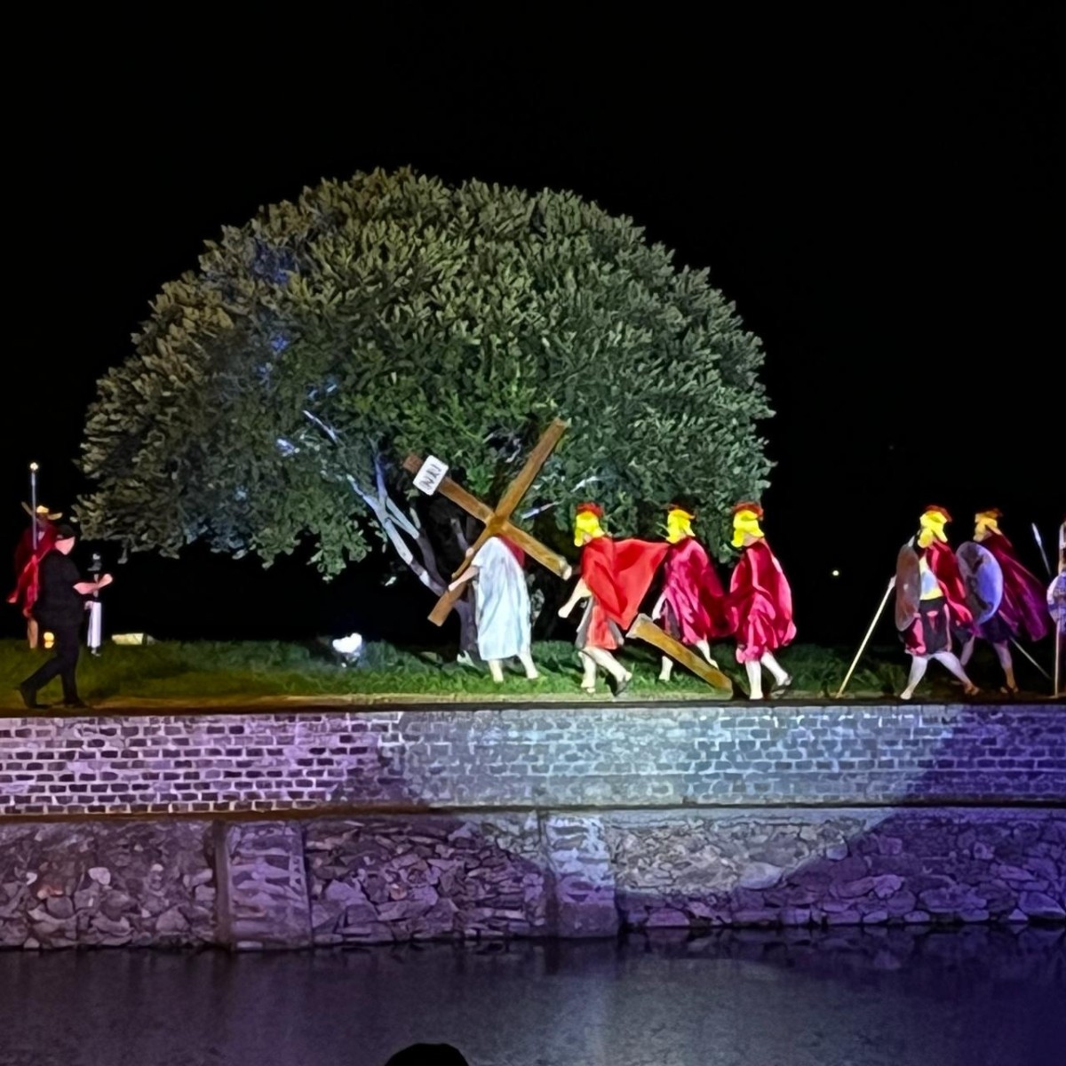 Encenação da Paixão de Cristo no Vale dos Vinhedos, em Bento Gonçalves, mobiliza milhares de fiéis