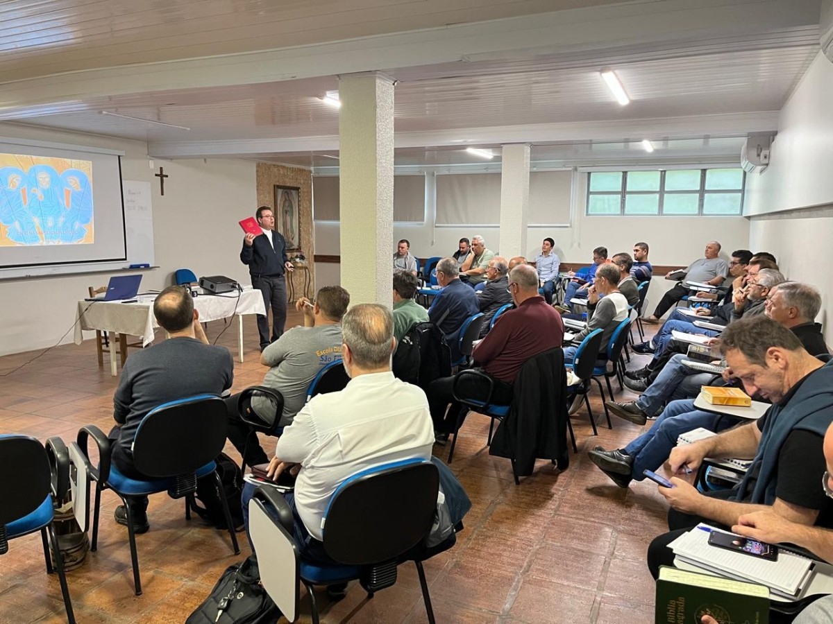 Escola Diaconal São Filipe da Diocese de Caxias do Sul reflete sobre eclesiologia e partilha sobre os institutos seculares