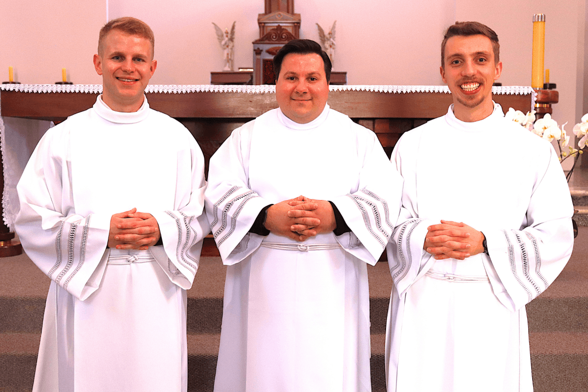 Seminaristas Sergio Viegas, Eduardo Cantelli e Stefano Petroli são instituídos como leitor e acólitos, em Caravaggio