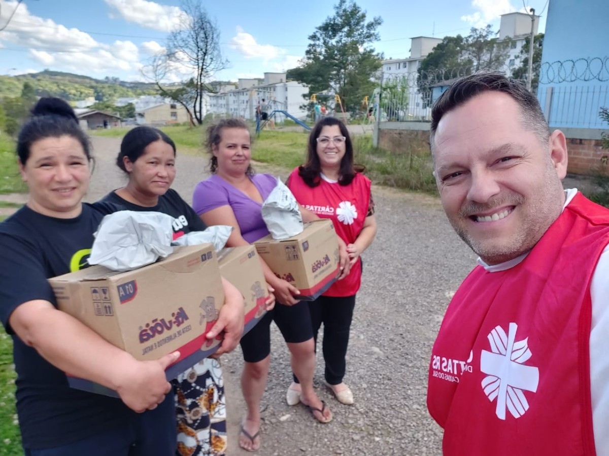 Com a solidariedade de muita gente, Cáritas da Diocese de Caxias do Sul entrega cestas básicas e panetones no fim de ano