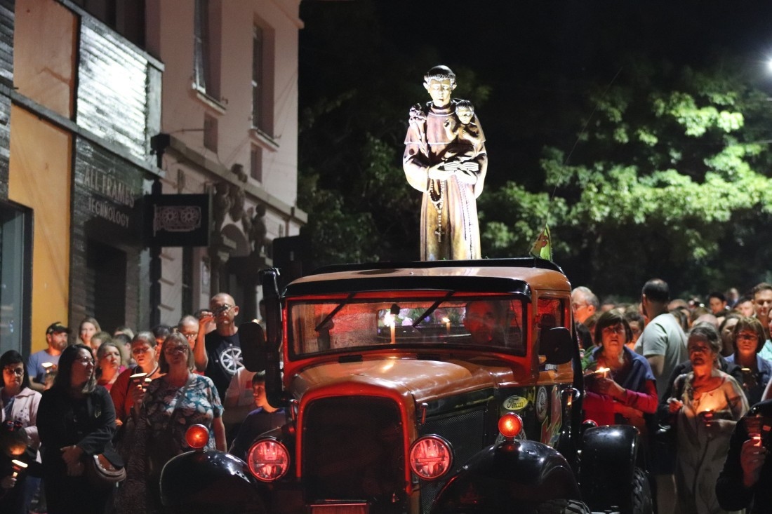 Procissão Luminosa de Santo Antônio reúne 4 mil pessoas para rezar pelo Papa