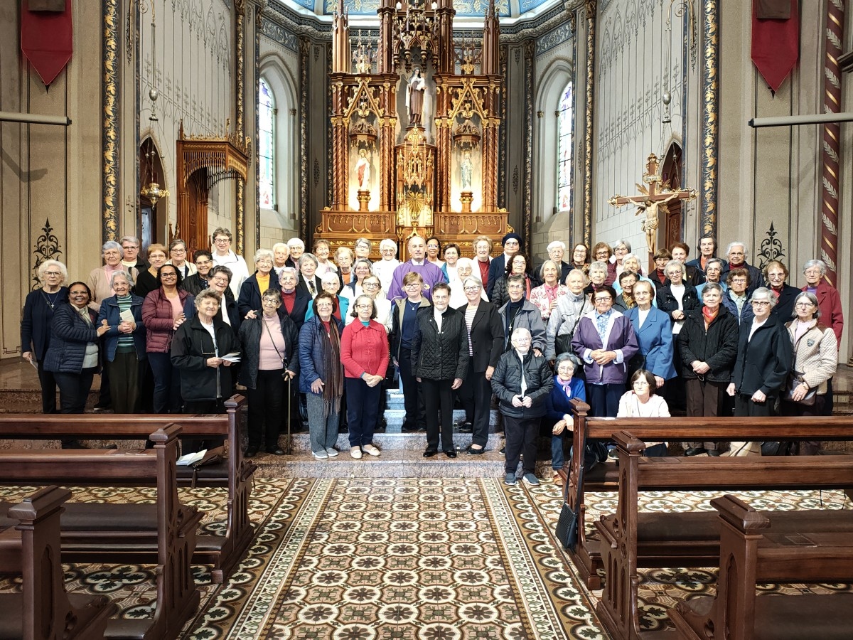 Vida Religiosa presente em Caxias do Sul realiza peregrinação do Jubileu 2025 na Catedral Diocesana