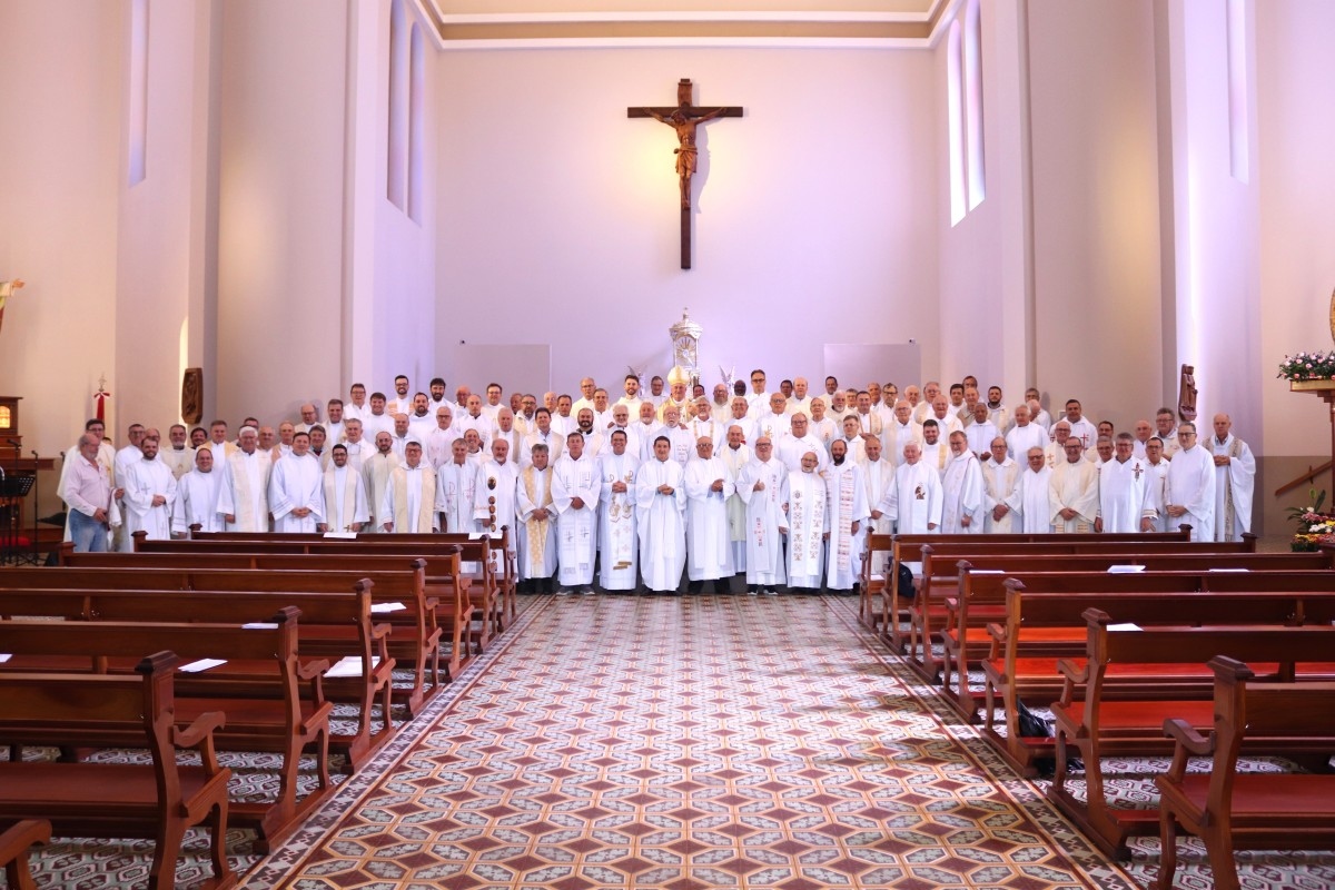 Missa do Crisma reúne Dom José Gislon e os padres que atuam na Diocese de Caxias do Sul, no Santuário de Caravaggio