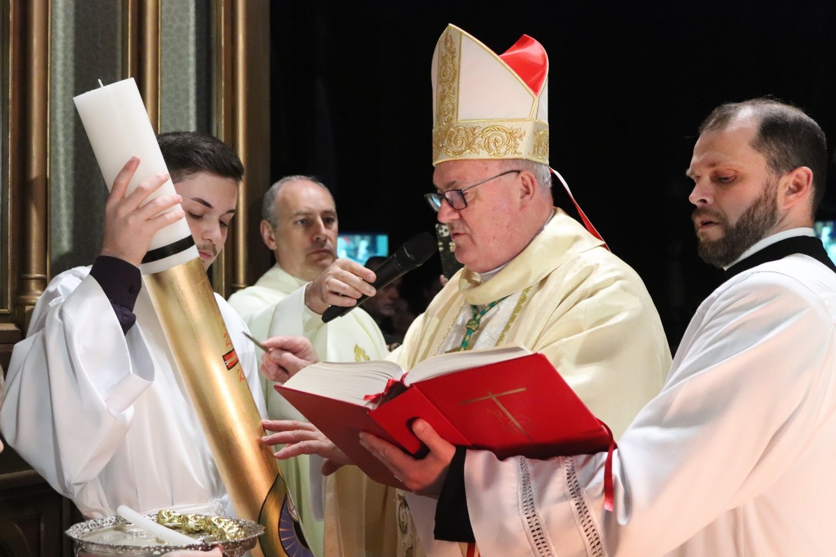 Dom José Gislon preside a Vigília Pascal na Catedral de Caxias, com a bênção do fogo e o acendimento do Círio Pascal