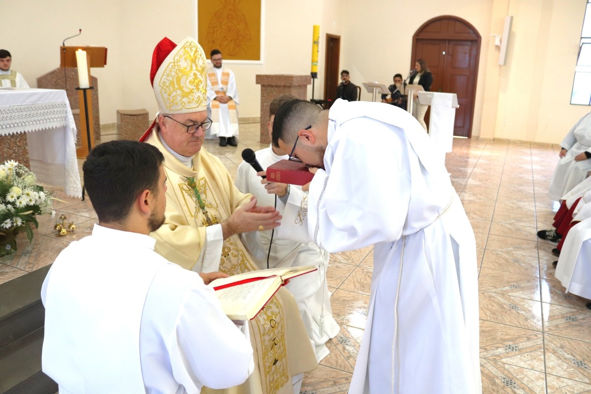 Seminarista Leonardo Velho Soares é instituído no ministério de leitor na Igreja Jesus Bom Pastor, em Caxias