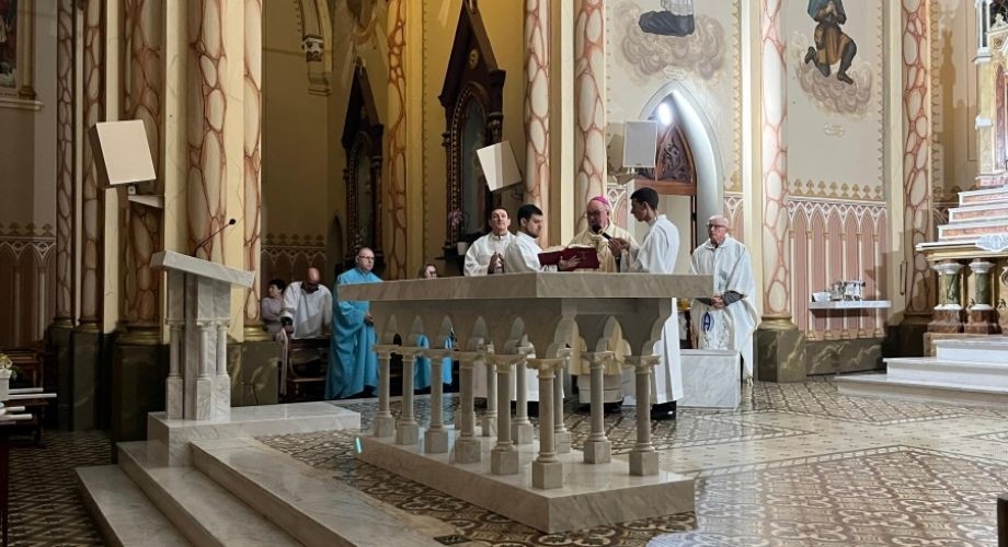 Paróquia de Veranópolis realiza dedicação do novo altar, mesa da Palavra e sédia