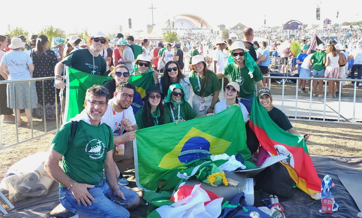 Alegria da comunhão: jovens da Diocese de Caxias do Sul se unem a mais de 1 milhão de pessoas em Missa com o Papa Leão XIV