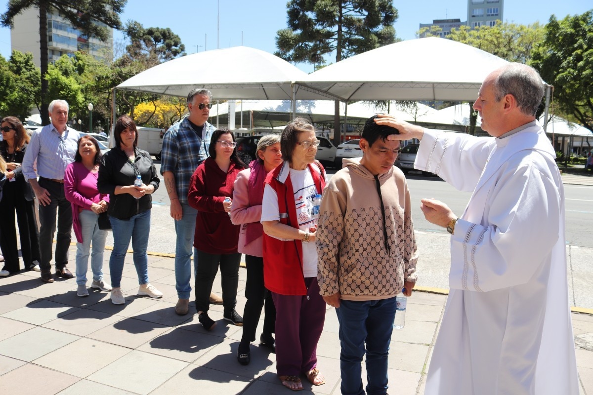 Dia Festivo de Santa Teresa D'Ávila reaviva a fé dos caxienses com bênçãos na escadaria da Catedral de Caxias
