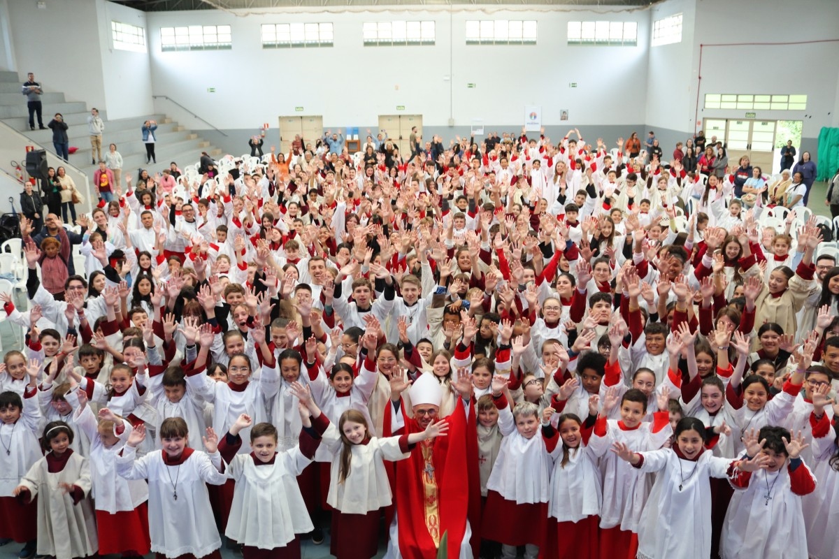 Mais de 500 pessoas participam do 9º Encontro Diocesano de Coroinhas e Acólitos em Caxias do Sul