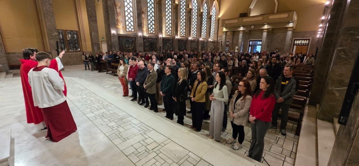 Missa na Paróquia São Pelegrino celebra festa litúrgica de São Lucas com bênção para os médicos