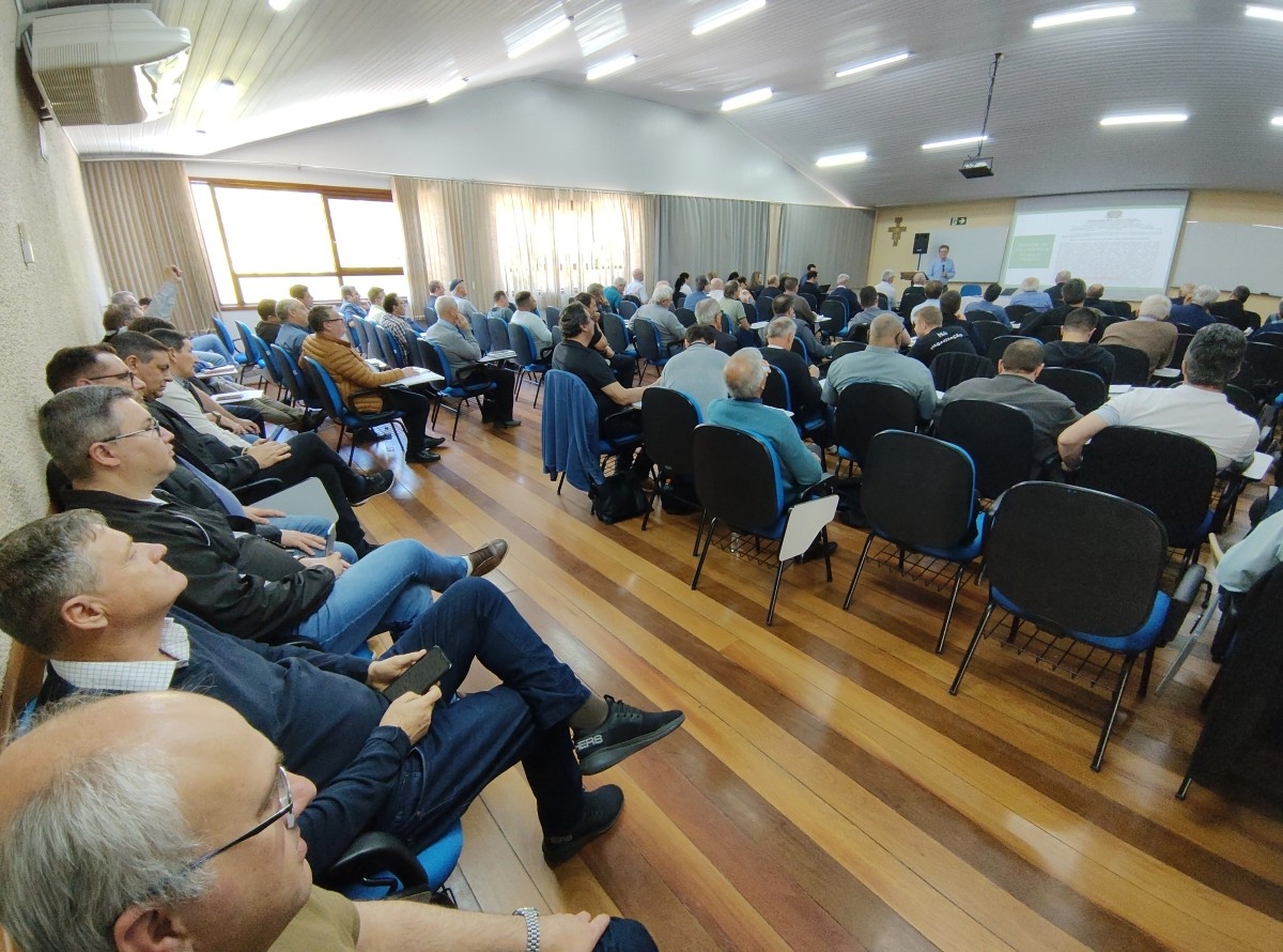 Padres da Diocese de Caxias do Sul se reúnem para dois dias de atualização e formação sobre gestão administrativa e pastoral