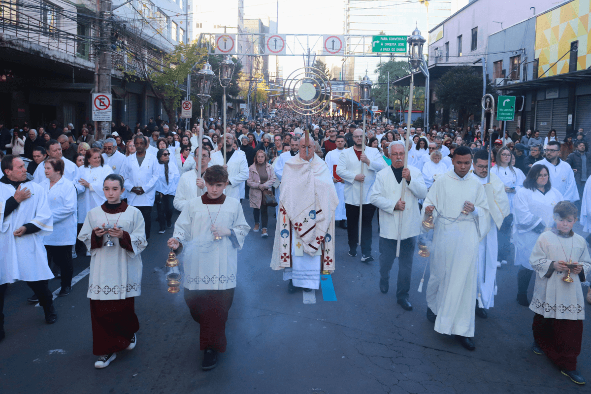 Em dia de sol, celebração de Corpus Christi reúne mais de 10 mil fiéis no centro de Caxias do Sul