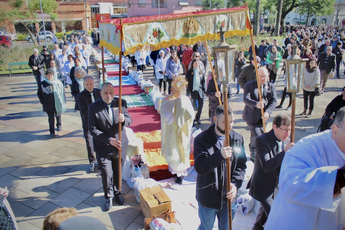 Paróquias da Região de Bento Gonçalves celebram a festa da Eucaristia com gestos de solidariedade em prol dos flagelados