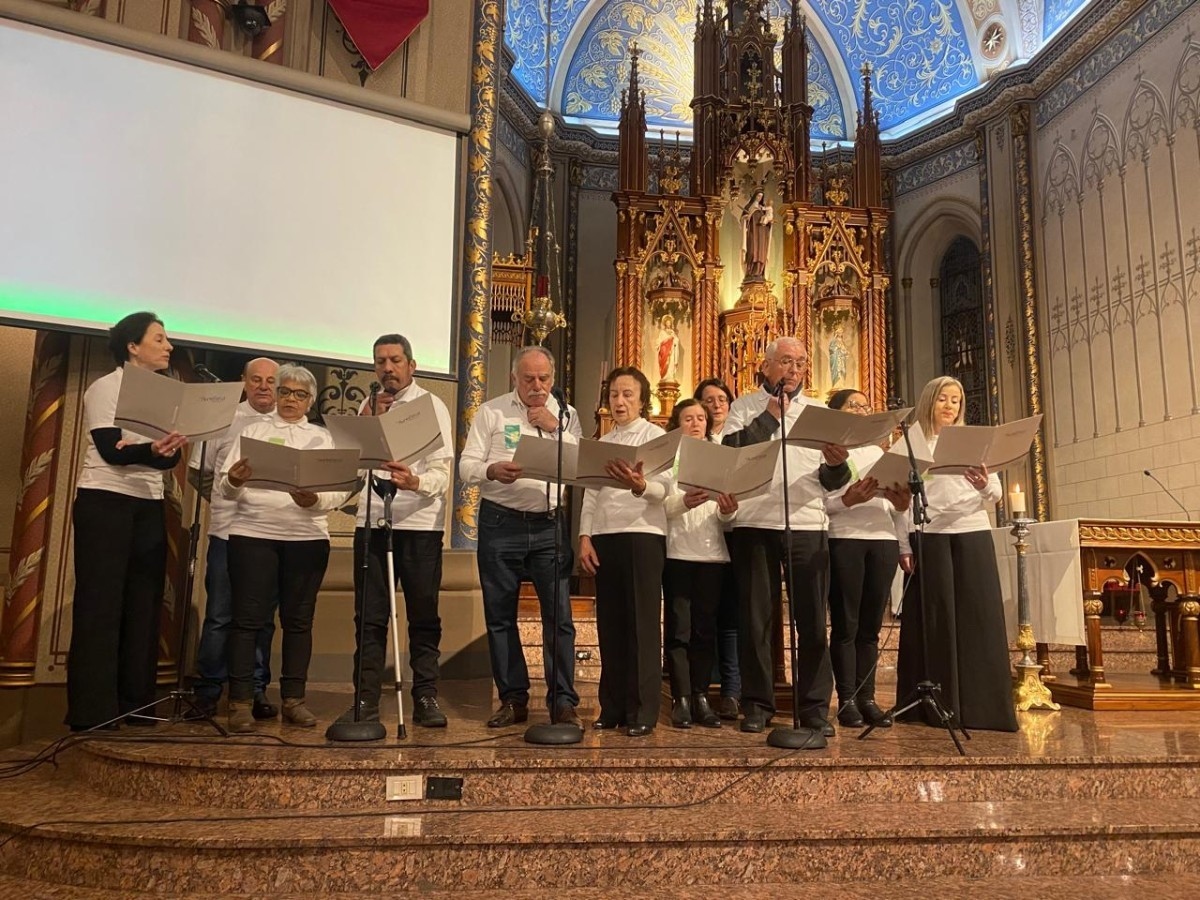 Coral do Grupo de Apoio aos Laringectomizados Totais de Caxias e Região se apresenta durante Missa na Catedral Diocesana