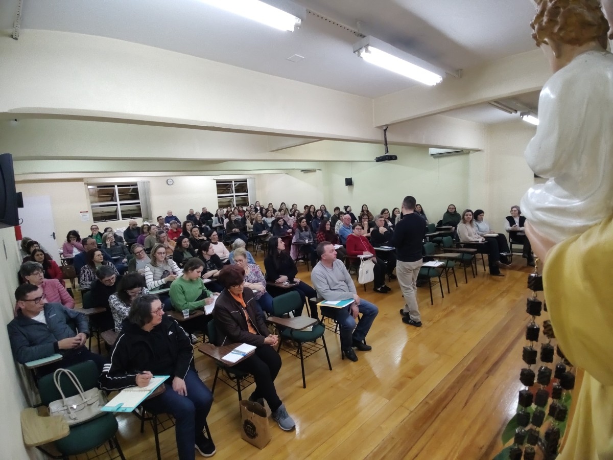 Catequistas da Região Pastoral de Bento Gonçalves participam de formação para os encontros de famílias da catequese