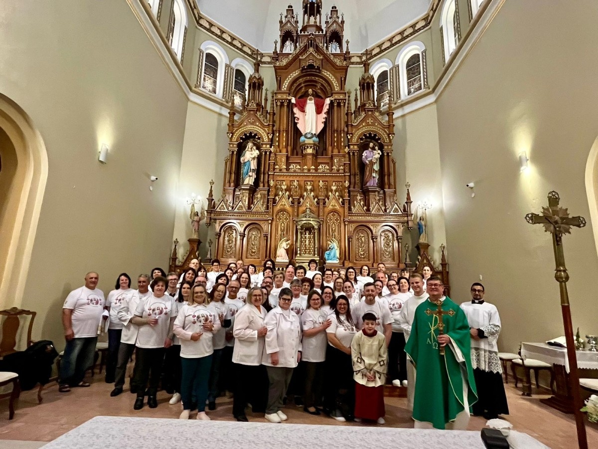 Paróquia Sagrado Coração de Jesus de Farroupilha celebra envio dos missionários para as Missões Populares