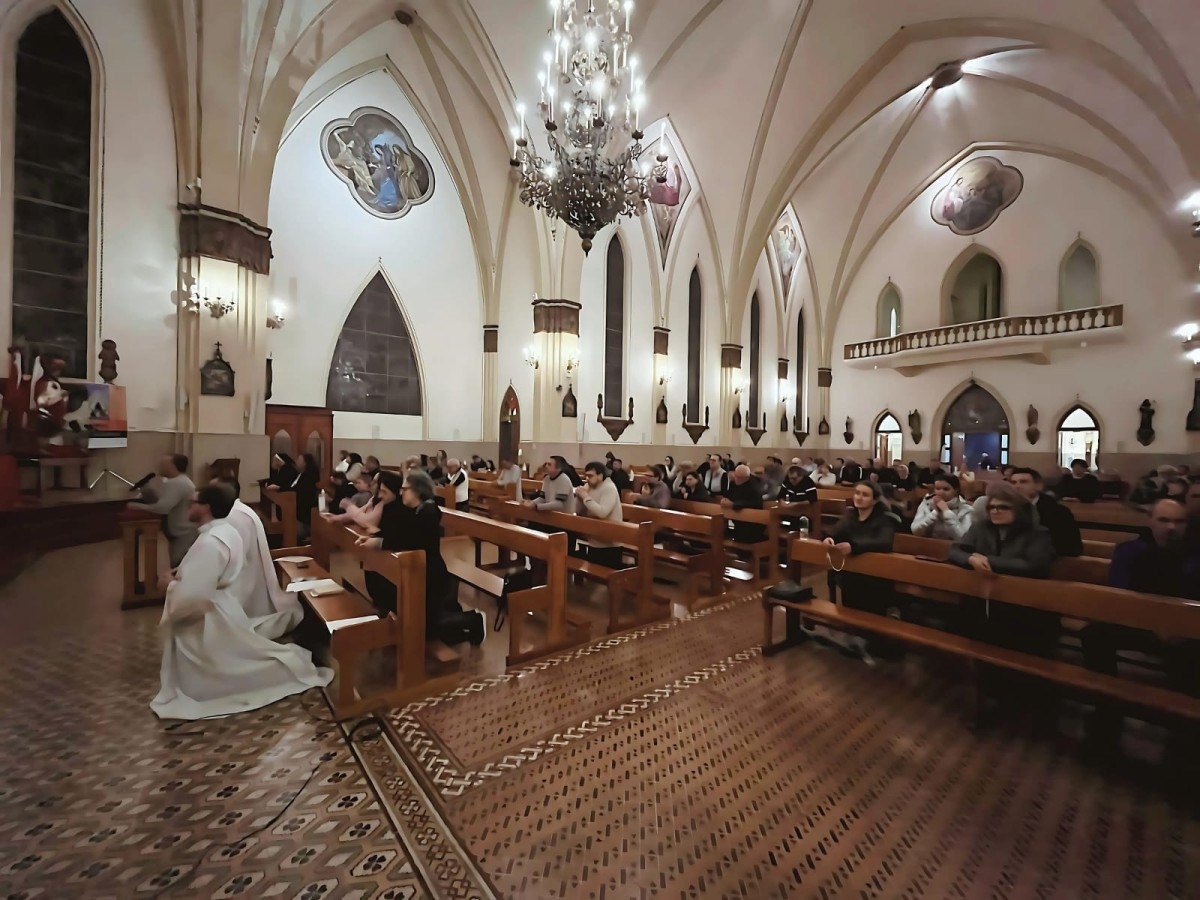 Paróquia Cristo Rei se reúne para rezar pela paz no mundo, a pedido do Papa Francisco