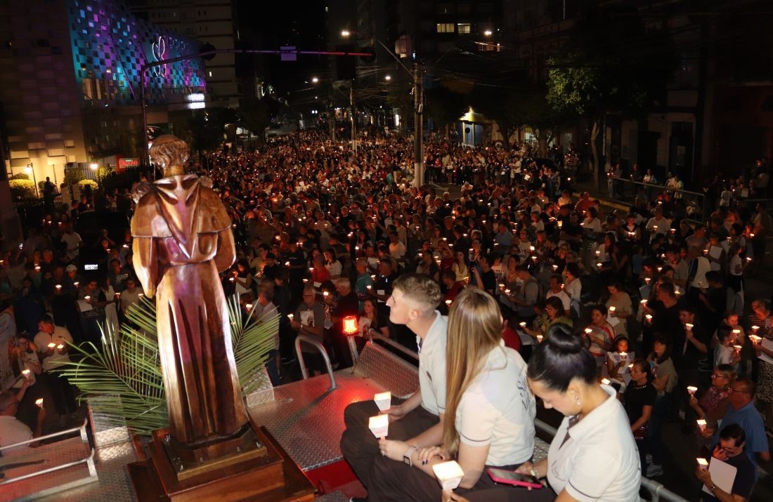 Foto de capa da notícia Procissão Luminosa de Santo Antônio reúne 4 mil pessoas e reflete sobre fraternidade e moradia